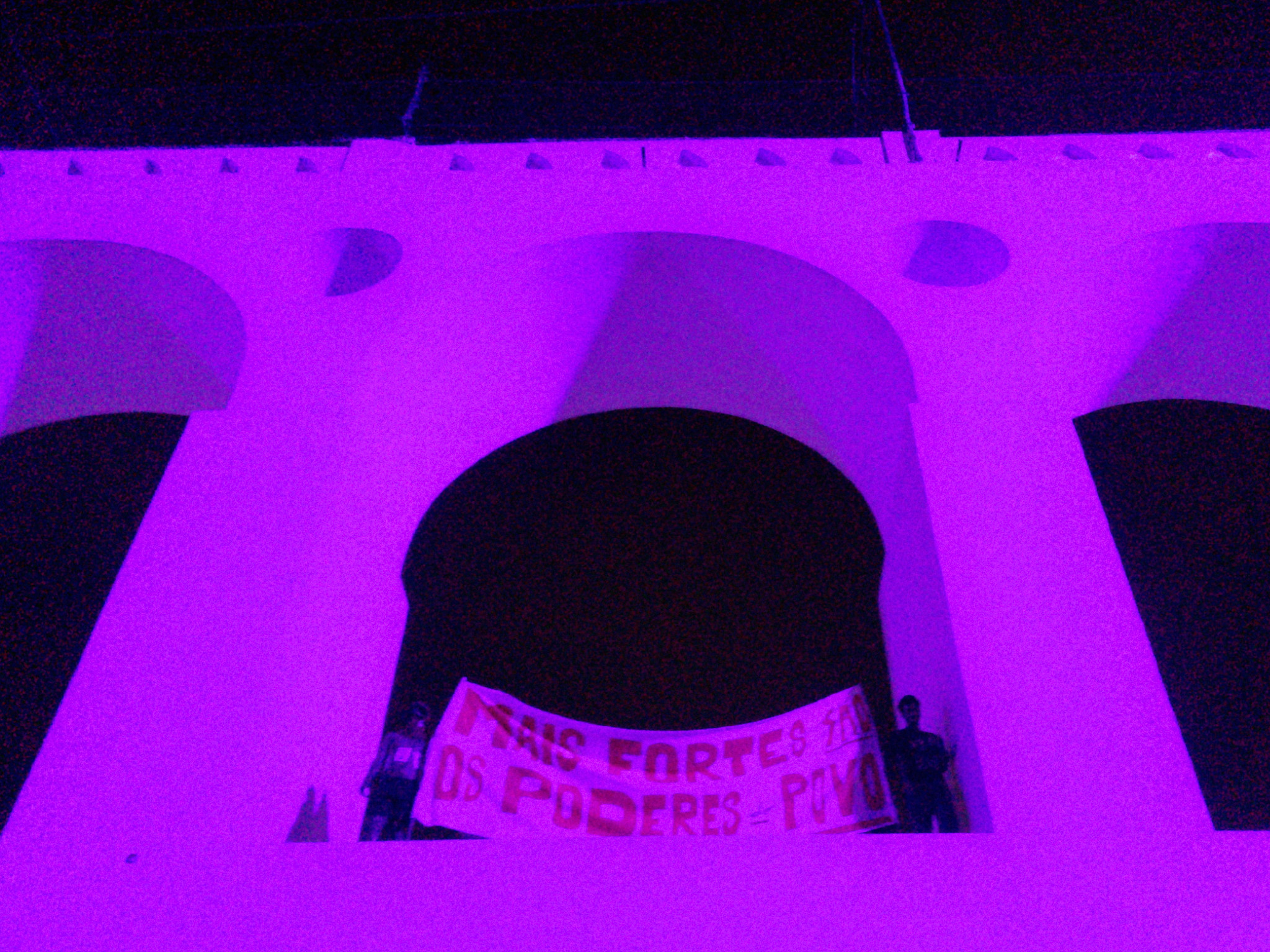 Mais fortes são os poderes do povo!